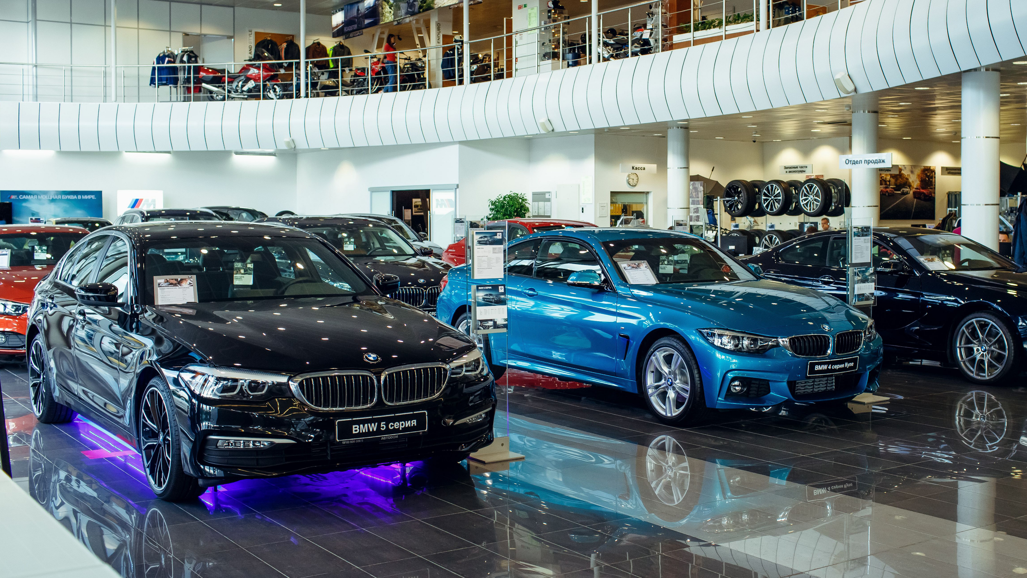 Москва купить новинки. БМВ В автосалоне 5. BMW дилеры Москва.